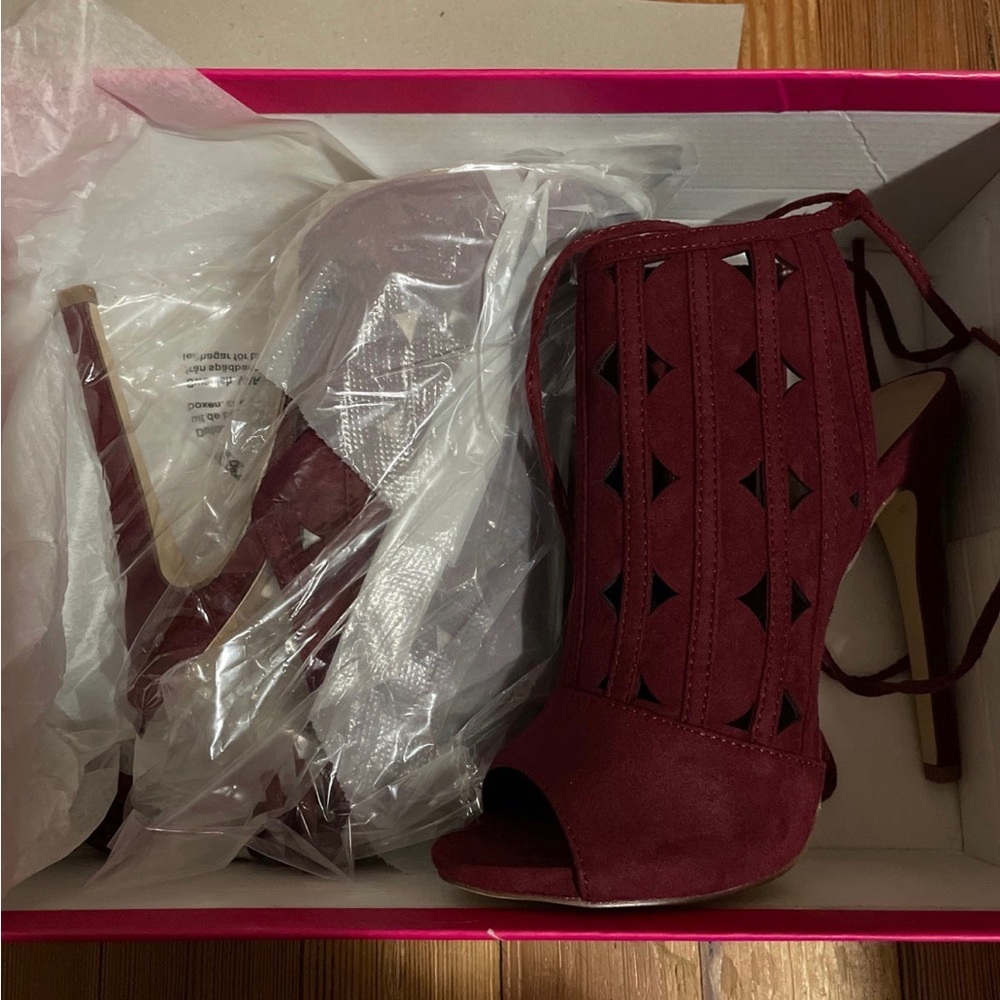 Brand New Heels- Original box
Size 7.5
Maroon Color
$40 or B.O